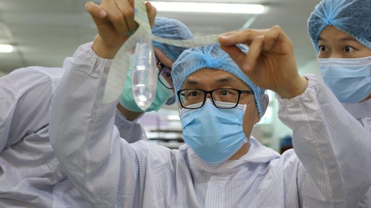John Tang Ing Ching, fundador e inventor do preservativo unissex Wondaleaf, inspeciona a camisinha unissex em sua fábrica em Sibu, na Malásia, no dia 19 de outubro. — Foto: Twin Catalyst/Handout via Reuters

