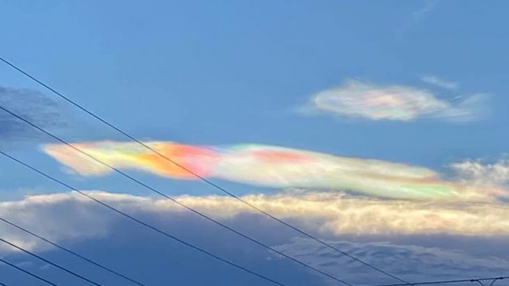 O fenômeno não é apenas parecido com um arco-íris, pois é praticamente formado da mesma maneira, por meio da difração dos raios solares. (Gustavo Nóbrega Lisbôa/ Reprodução)