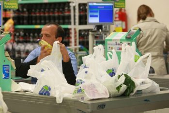 Registro mostra sacolas plásticas sendo distribuídas em supermercado. (Carlos Ivan/ O Globo)