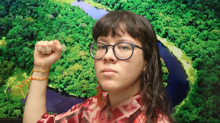 A estudante de biologia Celina Pinagé será a representante do Amazonas durante a COP 26 realizada na Escócia. Foto: Ricardo Oliveira/Revista Cenarium 
