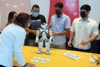 Alunos durante prática de robótica. (Ricardo Oliveira/ CENARIUM)