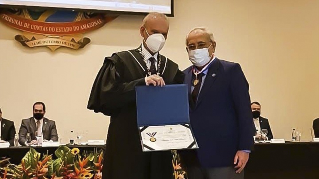 Amazonino recebe Colar do Mérito de Contas do TCE-AM