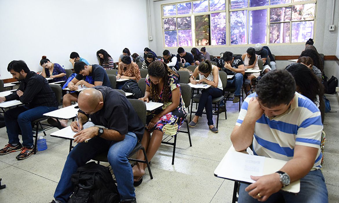 Internos do sistema prisional fazem prova do Encceja para ensino médio