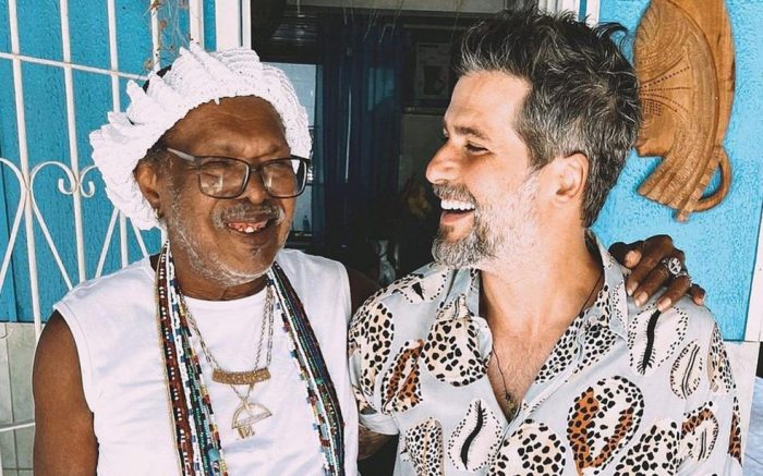 ‘Cuida de mim e da minha família há muito tempo’, diz Bruno Gagliasso ao visitar Babalorixá na Bahia