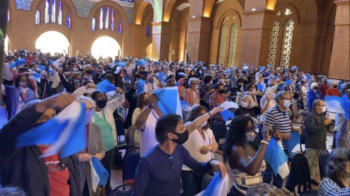 Em Aparecida, devotos lotam Basílica de Nossa Senhora para celebrar a Padroeira do Brasil