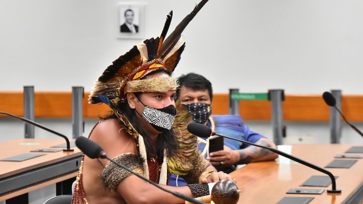 Liderança Indígena durante audiência pública sobre educação (Reila Maria/Câmara dos Deputados)