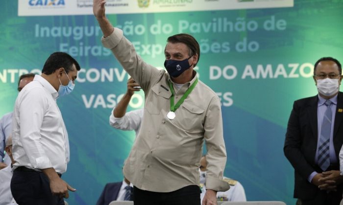 Bolsonaro chega a Manaus após aprovação de relatório que pede indiciamento por omissão no AM