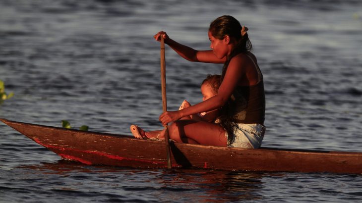 Mulher e filho durante travessia no rio Negro em Manaus. Foto: Ricardo Oliveira/Cenarium