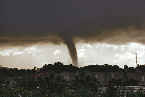 Eu acho que vai garoar por aqui rsrs. . . #tornado #chuva