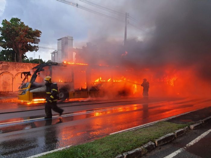 Video: bus is consumed by flames on the avenue of Manaus