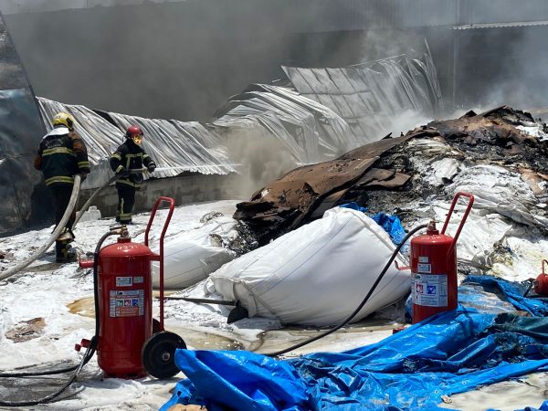 Cinco pessoas ficam feridas após incêndio em fábrica de plástico em Manaus; vídeo