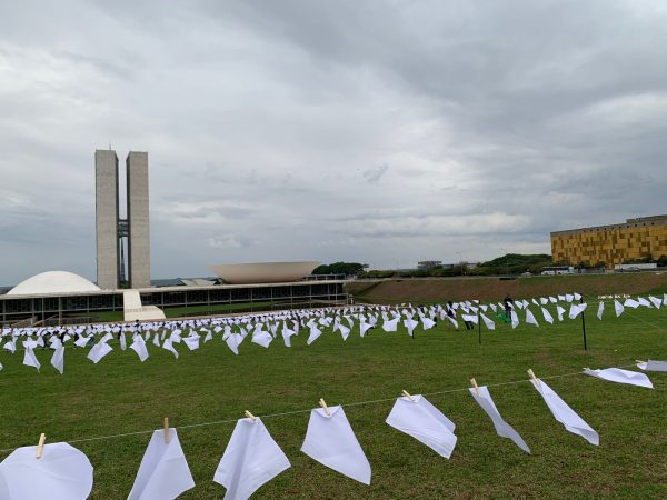Protesto silencioso homenageia os mais de 600 mil mortos por Covid-19 no Brasil