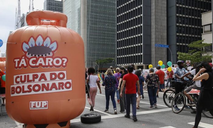 Novidade nos protestos, botijão de gás vira símbolo contra governo Bolsonaro