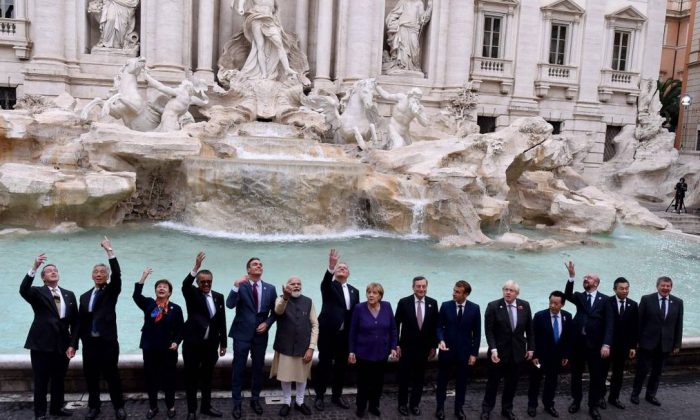 Isolado, Bolsonaro não aparece em foto de líderes do G20 na famosa Fontana di Trevi