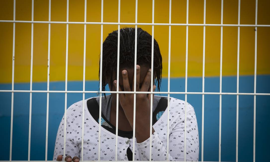 A jovem P., mãe de um bebê de 9 meses, decidiu furtar seis pacotes de carne de um mercado após ficar sem dinheiro para comprar leite. Foto: Marcia Foletto / Agência O Globo
