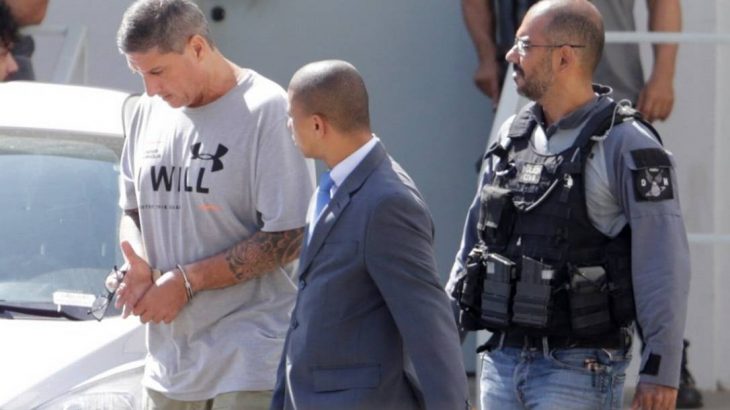 Ronnie Lessa ao ser levado para audiência de custódia em Benfica, após ser preso em 14/03/2019 Foto: Antônio Scorza / Agência O Globo
