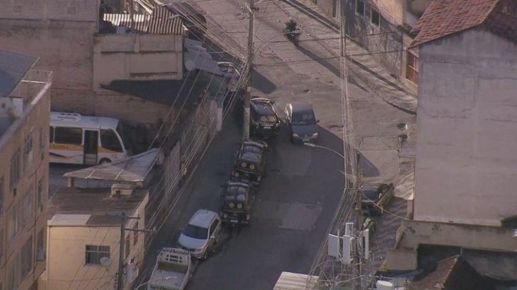 Federal Police cars in communities in Rio de Janeiro on Tuesday morning. (Promotion)