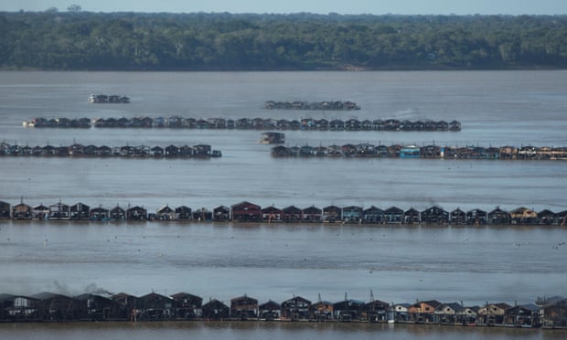Dragas ficam enfileiradas em busca de ouro em rio da Amazônia. (Bruno Kelly/ Reuters)