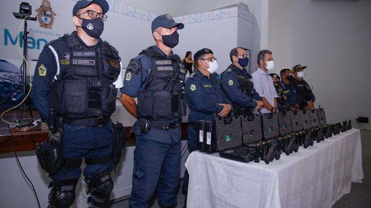 Guardas recebem armamento durante cerimônia em Manaus, o que, para especialistas, pode significar aumento no número de mortes, já que, segundo eles, quanto mais armas em circulação, mais riscos. (Divulgação)
