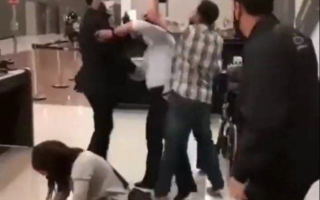 Casal tenta embarcar com coelho e provoca confusão em aeroporto de SP. (Foto: Reprodução)