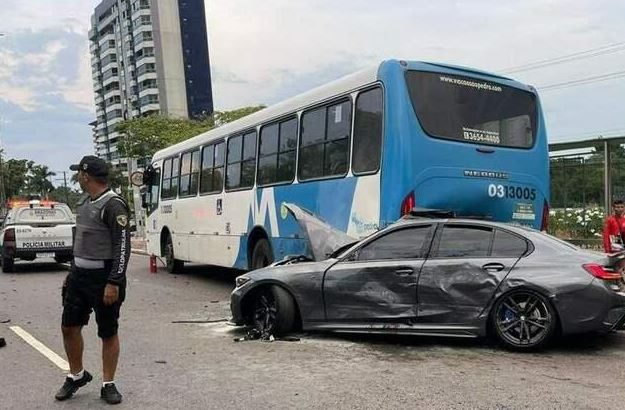 Acidente de trânsito que aconteceu no bairro Ponta Negra, em Manaus, envolveu BMW e um veículo de transporte coletivo. (Divulgação)