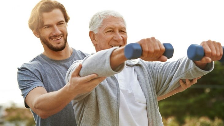 Idoso faz atividade física com auxílio de personal trainer para maior longevidade. (Divulgação)