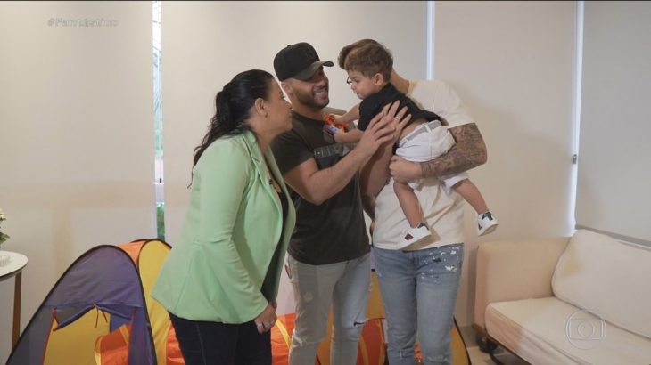 Léo recebe carinho de toda a família: Ruth, a mãe de Marília, o pai Murilo, e o tio, João Gustavo. (Foto: TV Globo)

