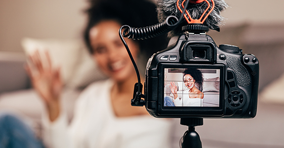 Mulheres negras atuam como influenciadoras digitais e levam representatividade às redes