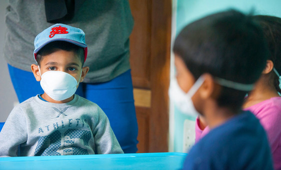 Criança usa máscara em Joanesburgo, na África do Sul (Unicef/Shiraaz Mohamed)