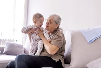 Pesquisa inédita analisou a ligação entre avós e netos por meio de exames cerebrais (Reprodução)