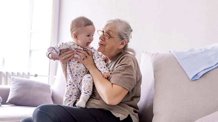 Pesquisa inédita analisou a ligação entre avós e netos por meio de exames cerebrais (Reprodução)