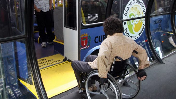 Para que a pessoa com deficiência não tenha que se deslocar, proposta acrescenta na Lei Brasileira de Inclusão a possibilidade de venda de ingresso pela internet ou telefone, incluindo os de acompanhantes das PCDs. (Foto: Cesar Brustolin/SMCS)