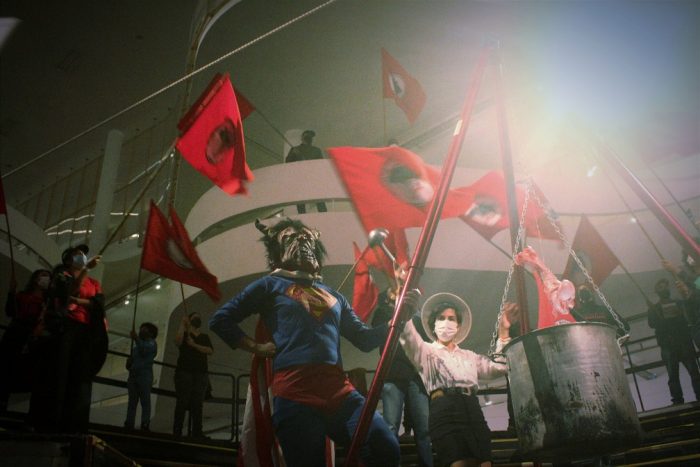 MST faz intervenção na Bienal de São Paulo contra o agronegócio e a fome