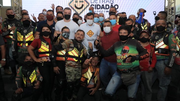O governador do Amazonas, Wilson Lima, juntamente com mototaxistas (Diego Peres/Secom)