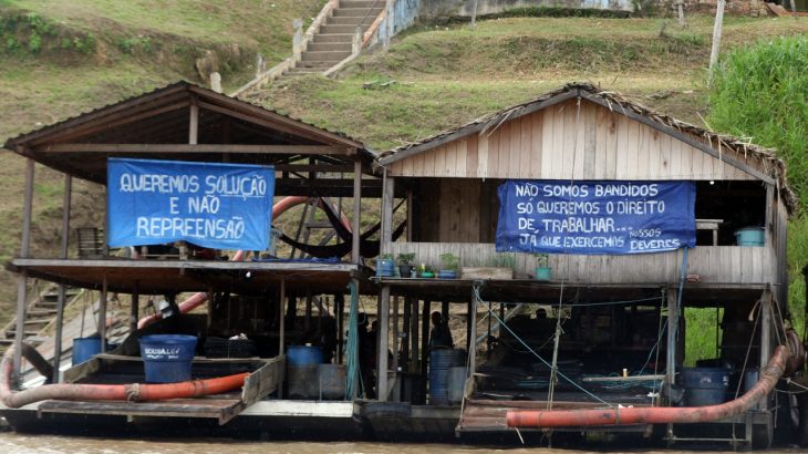 Balsas atracadas no porto da comunidade de Axinim em Borba (distante a 126 quilômetros de Manaus) (Ricardo Oliveira/Revista Cenarium)