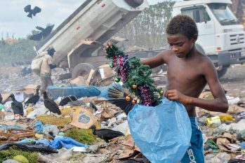Gabriel, 12 anos, cata lixo no Lixão de Pinheiro, no Estado do Maranhão. (Foto: João Paulo Guimarães/ Instagram)