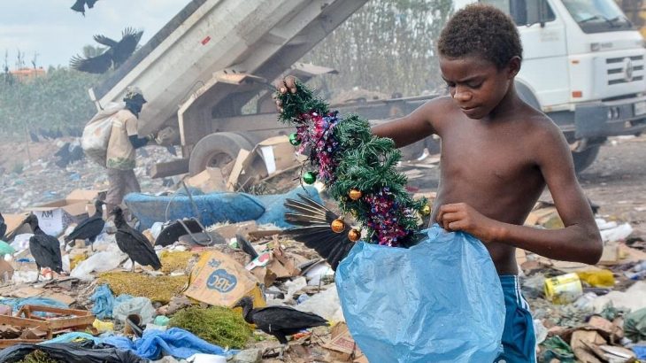 Gabriel, 12 anos, cata lixo no Lixão de Pinheiro, no Estado do Maranhão. (Foto: João Paulo Guimarães/ Instagram)