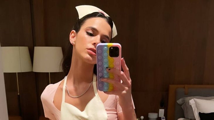 Conselho de enfermagem de São Paulo repudia uso de roupa associada à profissão como fantasia pela atriz Bruna Marquezine. (Reprodução/Instagram)