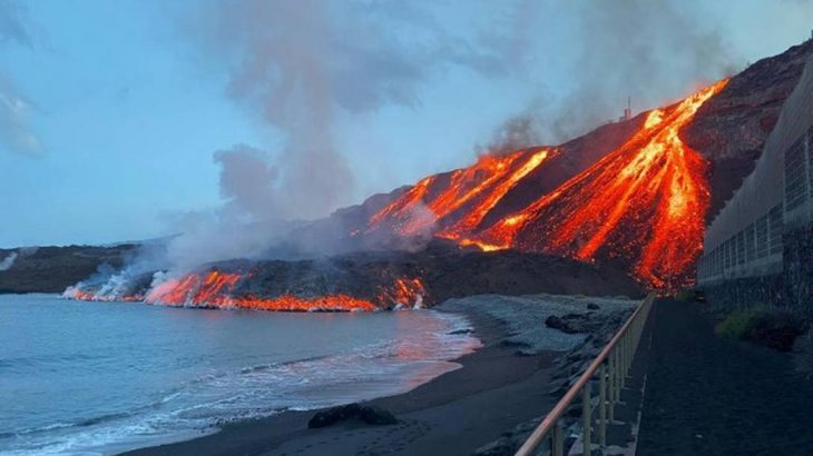 Lava do vulcão Cumbre Vieja chega ao oceano (SPANISH TRANSPORT MINISTRY/via REUTERS)
