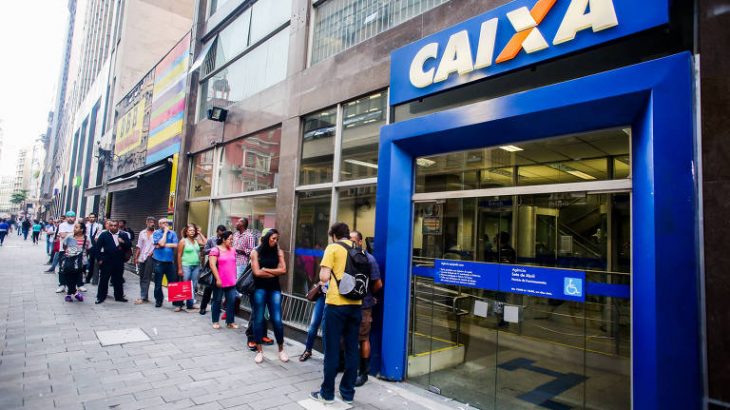 Pessoas aguardam em frente à agência da Caixa (Edson Lopes Jr./ UOL)