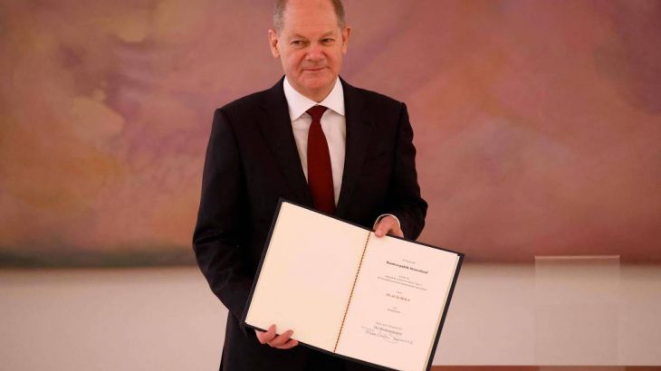 Olaf Scholz, novo primeiro-ministro da Alemanha, durante cerimônia de nomeação formal ao cargo no Palácio de Bellevue, em Berlim. (Odd Andersen - 8.dez.21/AFP)