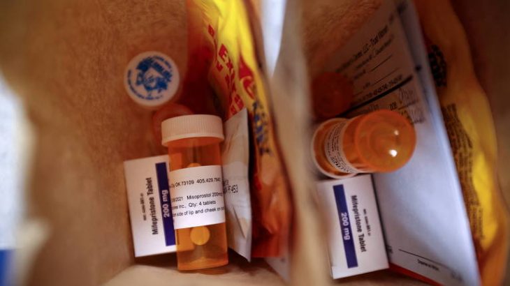 Sacos de papel contendo a medicação usada para um aborto medicamentoso, instruções de acompanhamento e almofadas térmicas são preparados para pacientes em uma clínica em Oklahoma City, nos EUA (Evelyn Hockstein – 6.dez.21 / Reuters)