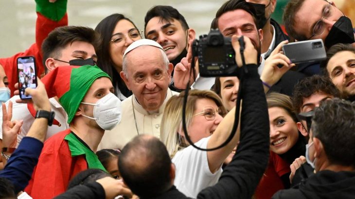 O papa Francisco tira foto ao lado de fiéis no Vaticano - Alberto Pizzoli - 19.dez.2021/AFP

