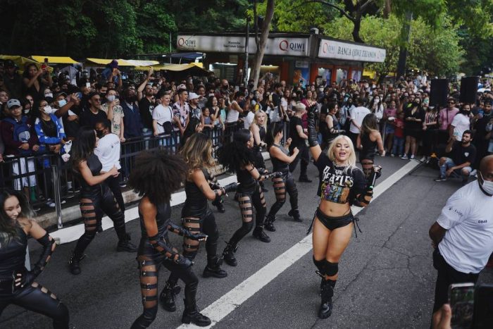 Luísa Sonza faz apresentação surpresa na avenida Paulista, em São Paulo (Felipe Gomes/ Divulgação)