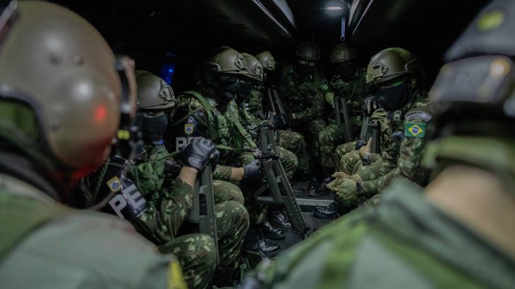 Militares participam de treinamento de condução de helicópteros em voo noturno, sob coordenação do Ministério da Defesa - Eduardo Anizelli-19.ago.2021/ Folhapress
