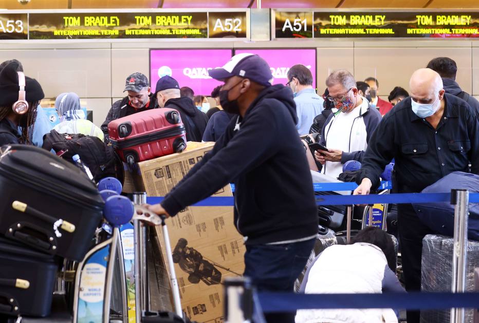 No feriado de Natal, passageiros aguardam em longas filas para embarcar no Aeroporto Internacional de Los Angeles, nos EUA (Mario Tama/Getty Images/AFP)