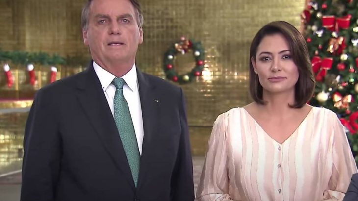 Presidente da República, Jair Bolsonaro, ao lado da primeira-dama, Michelle Bolsonaro, faz pronunciamento de Natal (Reprodução)