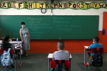 Professora Eliane Conconi conversa com alunos em sala de aula. Reuters/ Amanda Perobelli