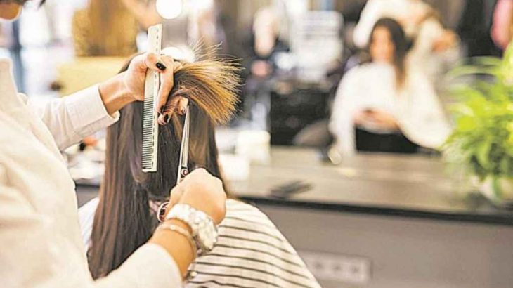 Foto mostra cabeleireira cortando o cabelo de uma mulher. (Reprodução/ Internet)