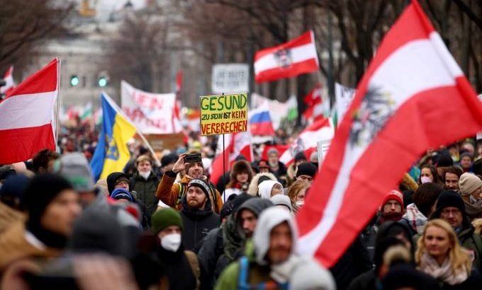 Mais de 40 mil pessoas participaram de um protesto neste sábado, 4, contra um lockdown em Vienna, na Áustria. (Lisi Niesner/Reuters)